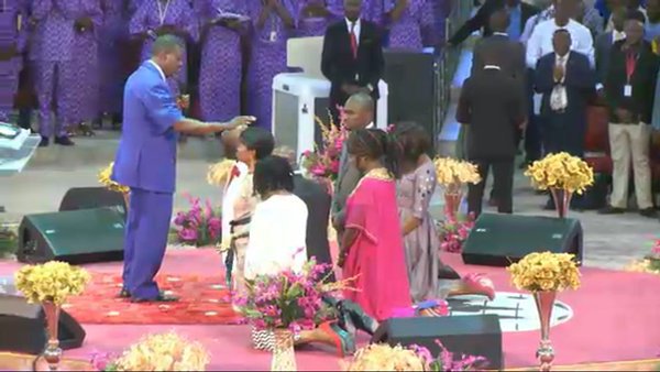 Bishop-Oyedepo-and-his-family-kneel-down-before-Pastor-Adeboye1