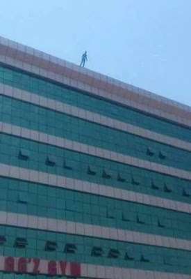 Man-jumps-off-building-in-Apapa